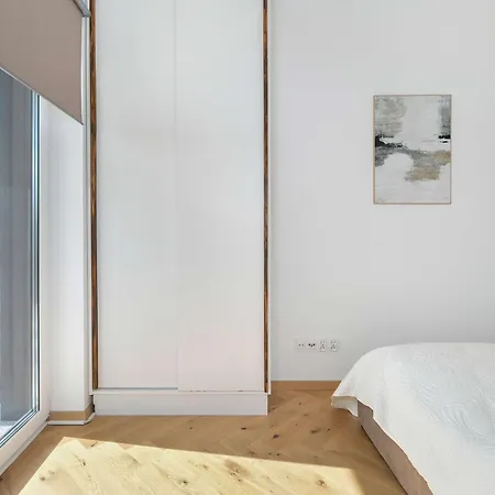 Meissnera Bright In With Parking By Renters