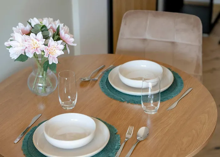 Meissnera Bright In With Parking By Renters *