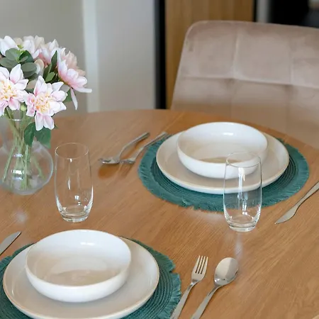 Meissnera Bright In With Parking By Renters *